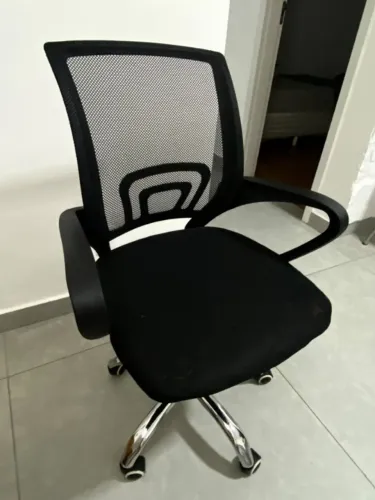 Cadeira de Escritório Giratória Mesh 9050 com Regulagem de Altura