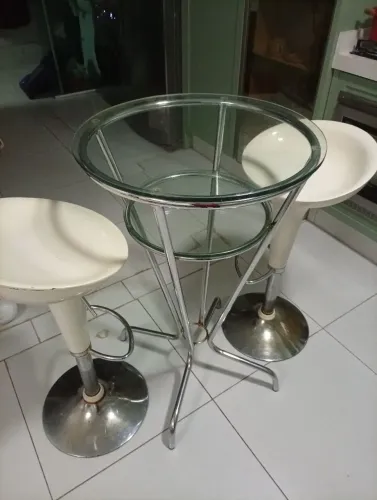 Mesa bistrô de vidro + 2 banquetas giratória 