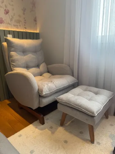Poltrona de balanço com Puff em linho cinza