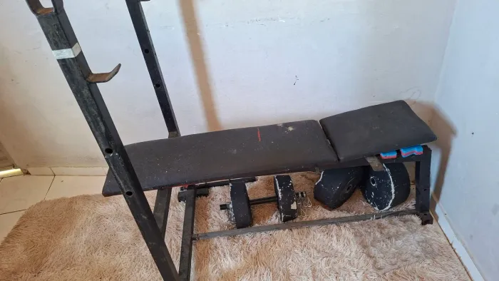MESA SUPINO RETO + PESOS + BARRA + COLCHONETE