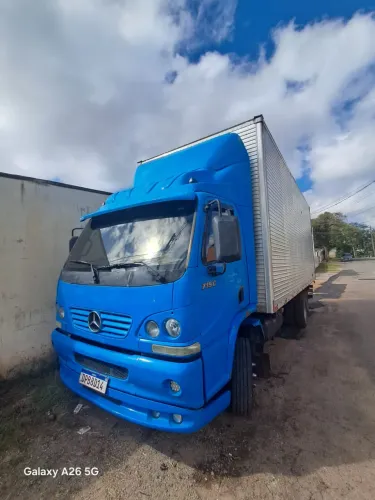 Mercedes-Benz 715C 2006 Azul - Baú Revisado - Pronto para Trabalhar