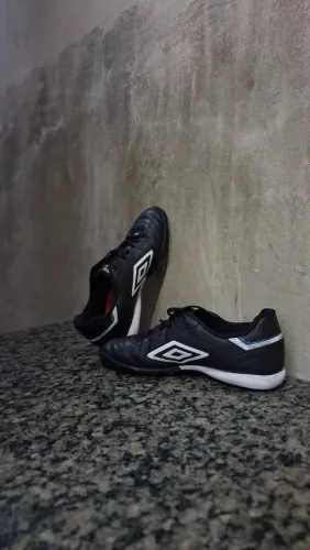Vendo duas chuteiras uma de futsal e uma de society ambas número: 39
