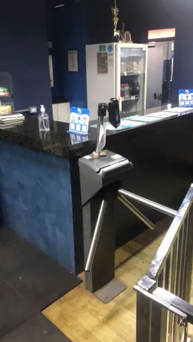 Vende se uma catraca eletrônica com reconhecimento facial. Valor 1000.00