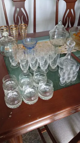 Lote de antiguidades,como porcelana,Cristais e muito mais