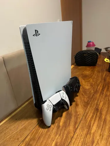 PlayStation 5 Standard Edition 825GB - mídia física e digital