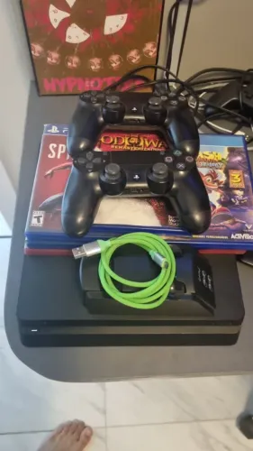PlayStation 4 Slim Completo + 2 Controles + 7 Jogos Físicos!