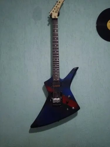 Guitarra Tagima extreme explorer