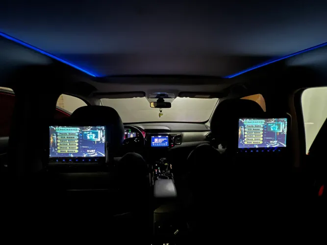 DVD e gamer de encosto de cabeça veicular.