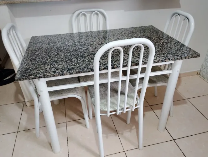 Mesa de jantar 4 cadeiras 
