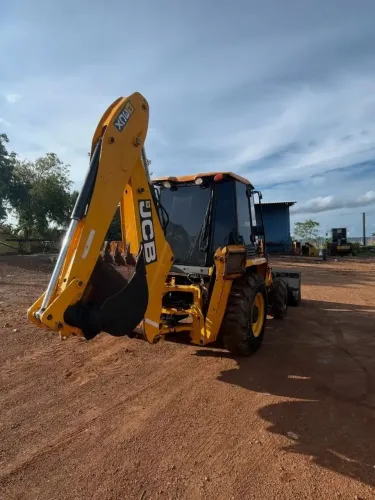 RETROESCAVADEIRA JCB