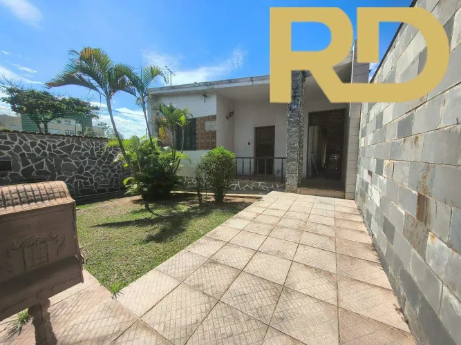 Casa em terreno de 1450m² com 4 quartos.