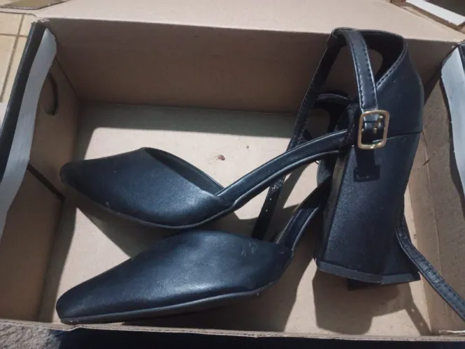 Scarpin preto salto grosso 9 cm