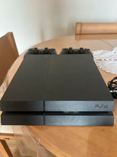 ? PlayStation 4 PS4 FAT 1TB + 2 Controles Originais