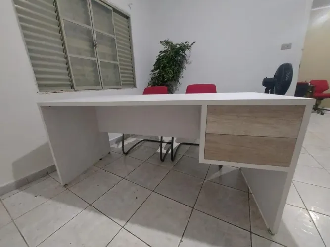 Mesa branca para escritório