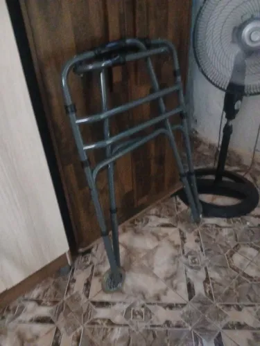 Vendo andador com rodinhas suporta ate130kg
