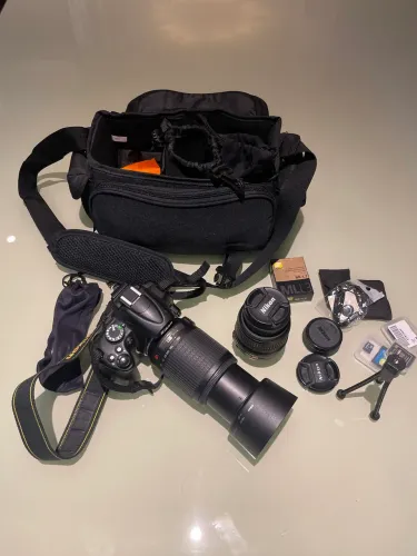 Nikon D5000 completa com 2 lentes, acessórios e bolsa