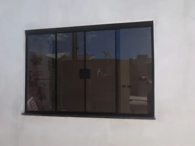 Janela de vidro fumê já com pegar