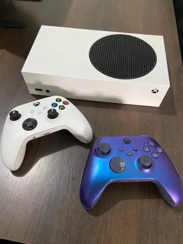 XBOX SÉRIE S COM 2 CONTROLES ORIGINAIS