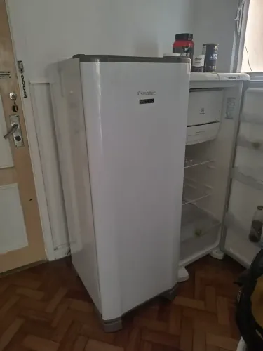 Vendo geladeira com 1 ano de uso - super econômica