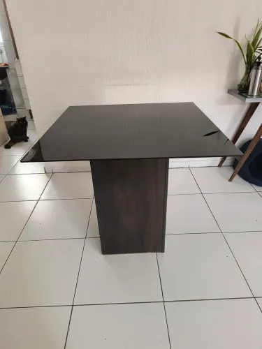 Mesa de Jantar com espaço p/4 cadeiras (cadeiras não inclusas)