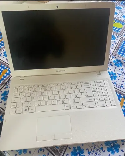 Notebook Samsung NP300E5M 15,6? - i5 3ª Ger, SSD 240GB, 4GB RAM - C/ Windows 10 Pro