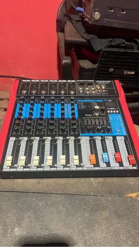 Vendo 4 caixas de som + mesa de 8 canais