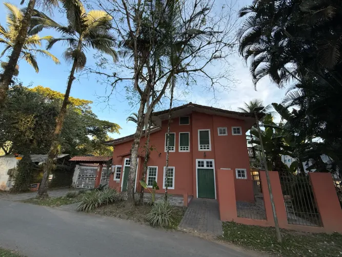 Vendo casa em condomínio fechado