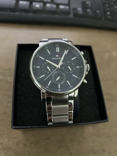Relógio Masculino Tommy Hilfiger - Prateado com Fundo Azul Marinho (Impecável)