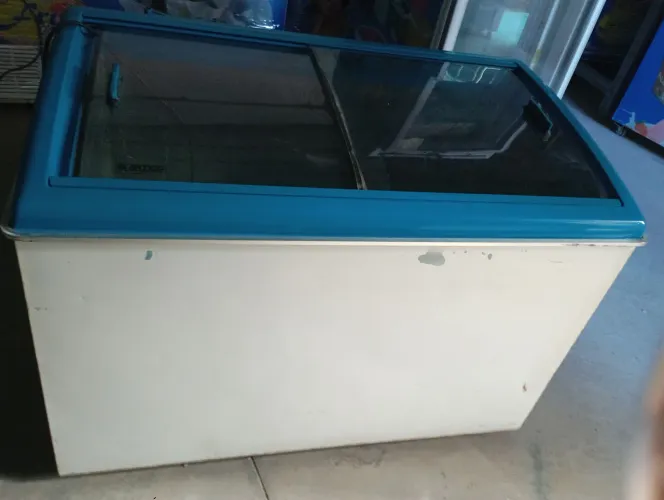 Freezer em perfeito estado temos metal frio e ártico,Grande 1.200 pequeno 1.000