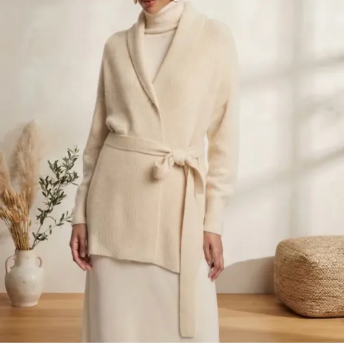Poncho feminino de tricô bege.