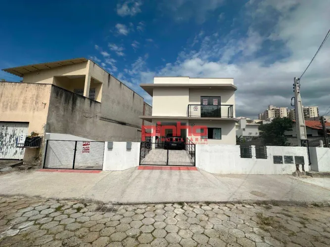 Apartamento com 2 dormitórios para alugar, 60 m² por R$ 2.811,78/mês - Capoeiras - Florian