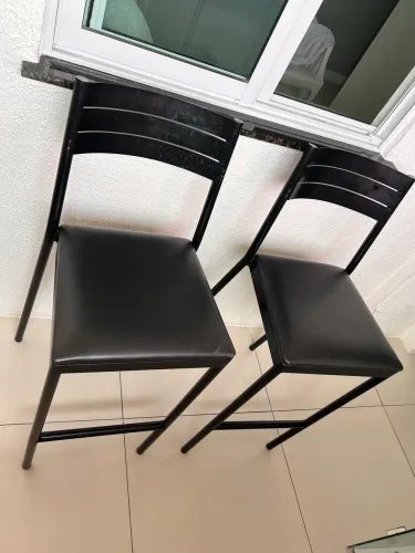 02 BANQUETAS DE METAL PRETAS