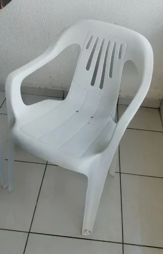 2 Cadeiras Plásticas
