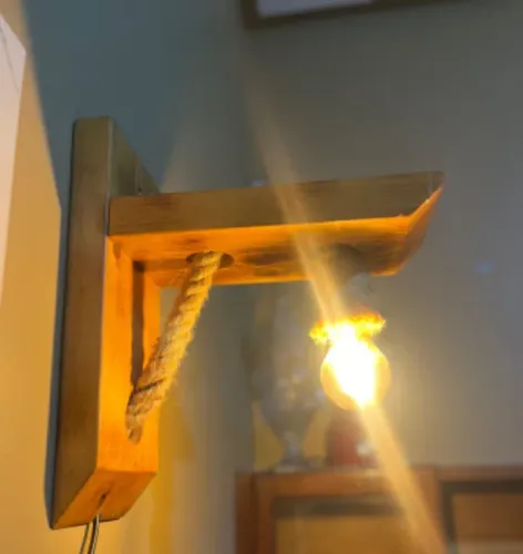 Luminária rústica de madeira e corda de sisal 