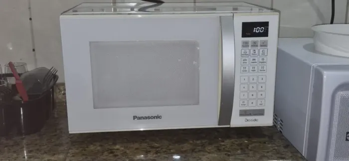 Micro-ondas Panasonic Branco - Painel Digital 21L