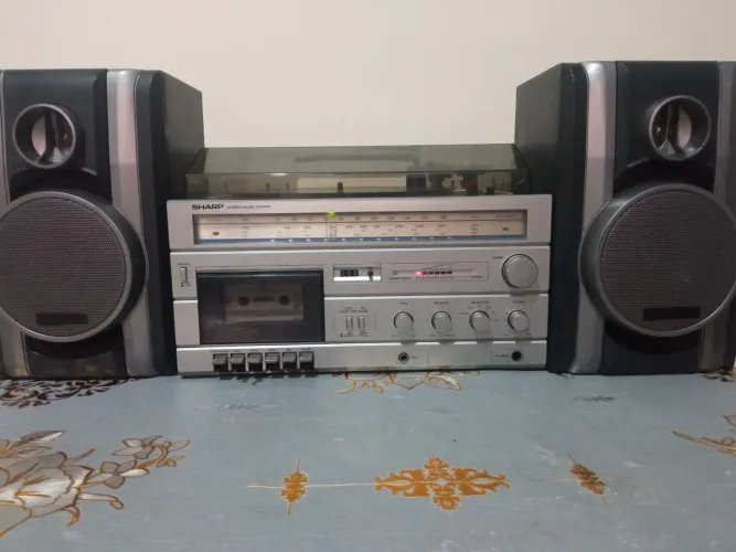 vendo lindo 3x1 Sharp SG 15B , funcionando tap deck, rádio FM Estéreo e toca disco manual.