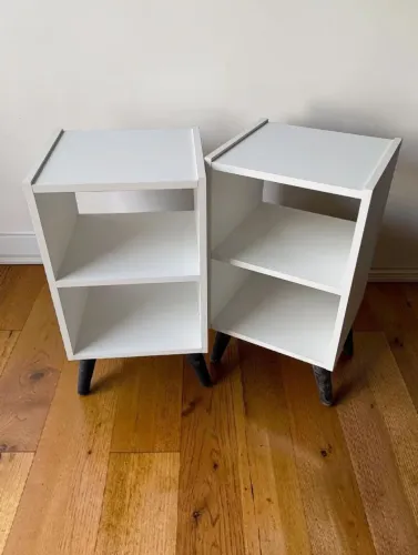 Kit 2 unidades mesa cabeceira MDf branco com pés retro preto - Nicho prateleira decoração
