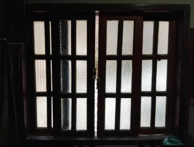 Janelas em madeiras com trancas e vidros