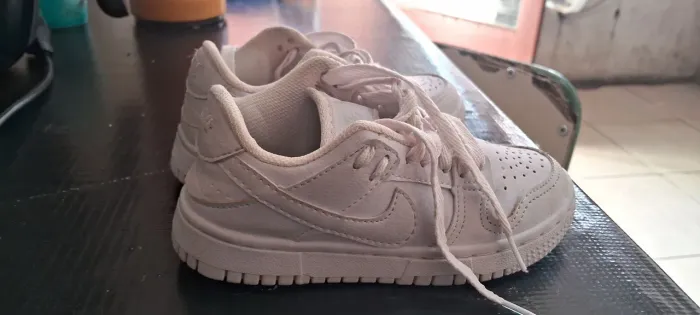 2 pares de gênio 1 Nike e o outro da vans 50 reais os 2 num 26