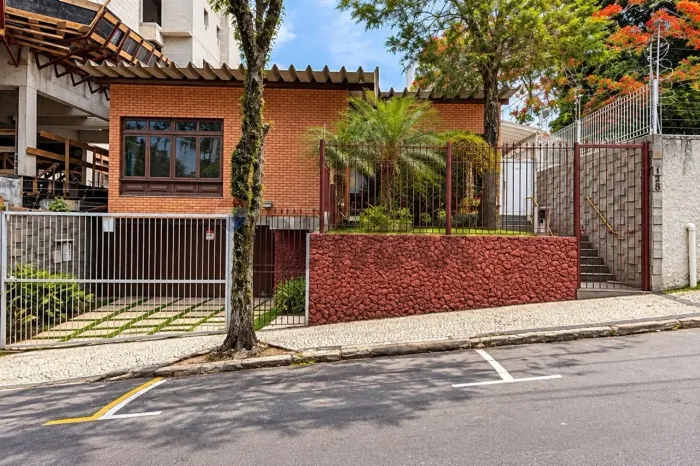 Casa comercial mobiliada para locação no Centro