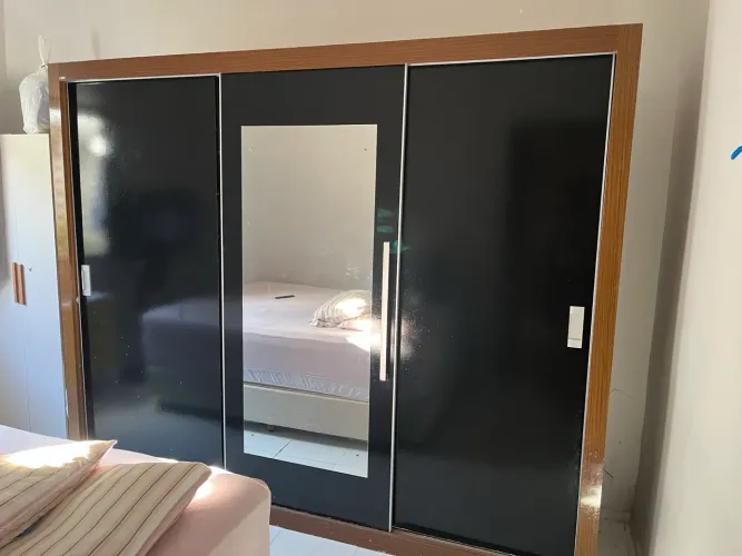 Guarda roupa três portas