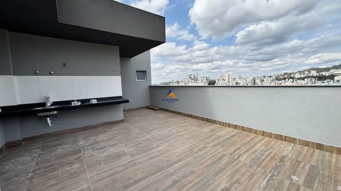 VENDO- Cobertura com 3 quartos, 2 suítes, elevador e 3 vagas no Ed. Venezia - Buritis