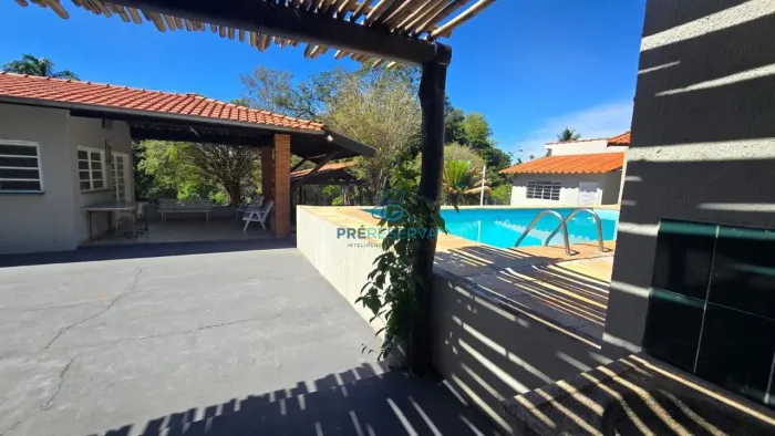 Chácara à venda próxima a Bauru com rio, piscina e pomar completo!