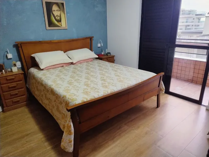 Cama Queen de madeira maciça