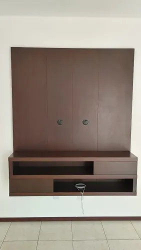 Painel de TV, de madeira maciça.