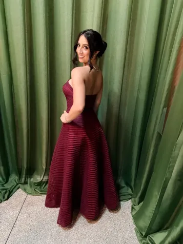 Vestido de fita marsala
