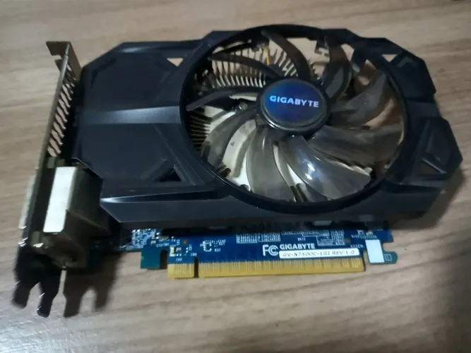 Placa de vídeo GTX 750 Gigabyte (conector 6 pinos)