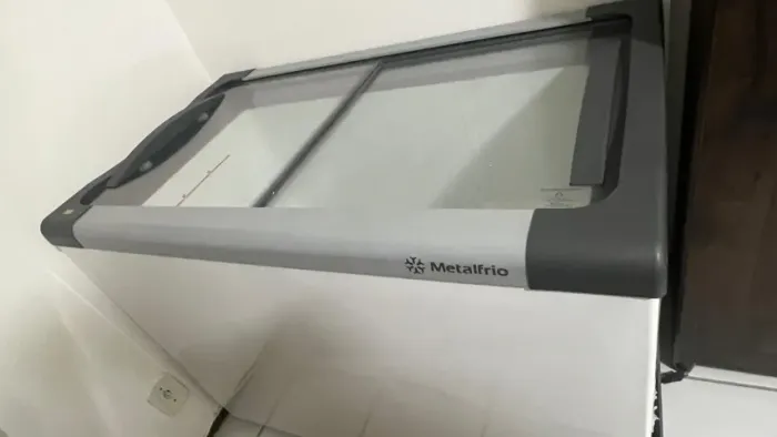 Vende-se Freezer horizontal 292 Litros (SEMINOVO - FOI USADO POR APENAS 1 MÊS)).