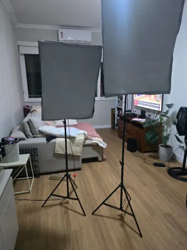 2 Softbox 50x70 (4 lâmpadas cada), Tripé - Iluminação para Estúdio Fotográfico e Vídeos
