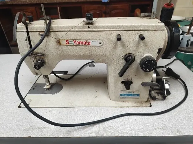 Máquina de Costura Semi-Industrial Yamata 20U33 Reta e Zigue-Zague - Completa